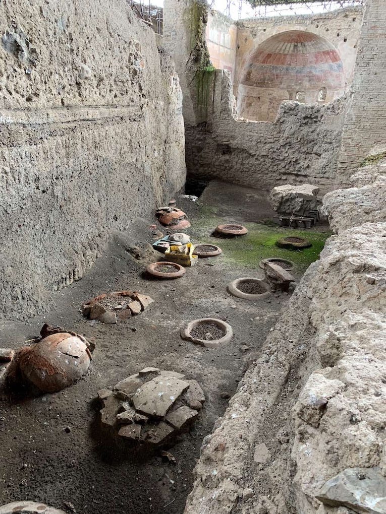 campania guide - remains of amphorae near Vesuvio